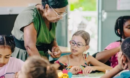 Saint-Denis : à l'école Les Eglantines les ateliers du midi se partagent avec les club séniors 
