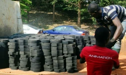 Des Camerounais pavent le sol avec des pavés fabriqués avec des déchets plastiques recyclés, le 1er février 2016 à Yaoundé 
