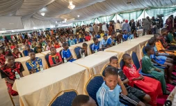 Des enfants libérés assis lors d’une réception, le 8 décembre 2025, au bureau du gouverneur à Minna, après leur enlèvement dans une école catholique au Nigeria en novembre. 