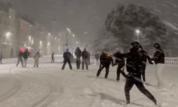des jeunes engagent une bataille de boules de neige avec des policiers 