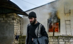 Une maison en feu à Nor-Karmiravan près d'Aghdam, le 19 novembre 2020