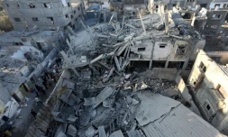 Des Palestiniens inspectent les dégâts causés par les frappes israéliennes à al-Zawayda, dans le centre de la bande de Gaza, le 30 décembre 2023