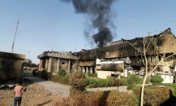 De la fumée s'élève le 7 septembre 2018  du siège du gouvernorat provincial à Bassora incendié ces derniers jours lors de manifestations