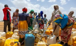 Des réfugiés soudanais remplissent des bidons d'eau dans le camp de Touloum, au Tchad, le 8 avril 2025