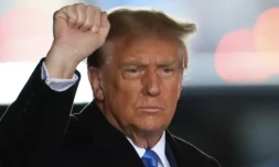 L'ancien président des Etats-Unis Donald Trump quitte son immeuble de la Trump Tower pous se rendre au tribunal fédéral de Manhattan au procÚs en diffamation que lui intente une autrice, le 22 janvier 2024 ( AFP / Charly TRIBALLEAU )