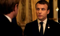 Capture d'écran d'une interview du président français Emmanuel Macron interrogé sur France 2 par le journaliste Laurent Delahousse, le 17 décembre 2017