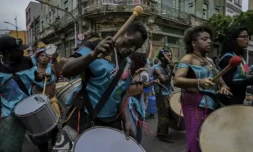 Des fêtards participent à un carnaval de rue à Sao Paulo (Brésil), le 3 février 2024, dans un quartier surnommé Cracolandia en raison du grand nombre d'accros au crack qui y vivent ( AFP / NELSON ALMEIDA )