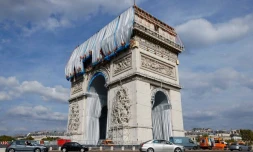 L'Arc de Triomphe entièrement emballé dans du tissu
