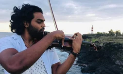 Le violoniste Pooven Murden au musée des Arts Décoratifs de l’Océan Indien 