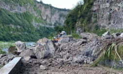 éboulis sur la route de cilaos 