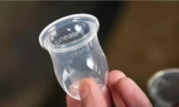  Cette photo prise le 4 avril 2023 montre une coupe menstruelle de la marque Luneale. © Lou Benoist, AFP 