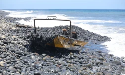 Saint-André : un bateau calciné échoué sur le littoral de Bois-Rouge [?]