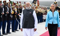 La Première ministre Elisabeth Borne et son homologue indien Narendra Modi (g) passent en revue la garde républicaine à l'aéroport d'Orly, le 13 juillet 2023 près de Paris