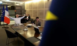 Bruno Le Maire et la directrice générale du Trésor Odile Renaud-Basso lors d'une réunion des ministres des finances de l'UE par vidéoconférence, à Paris le 9 avril 2020