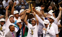 Tony Parker soulève le trophée de champion de NBA 2014, le 15 juin à San Antonio, au Texas 