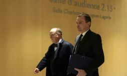 Le ministre du Travail Olivier Dussopt (d), accompagné de son avocat Me Georges Holleaux, à son arrivée au tribunal correctionnel de Paris, le 27 novembre 2023 ( AFP / Thomas SAMSON )