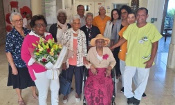 Saint-Pierre : une habitante célèbre ses 105 ans entourée de ses proches 