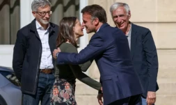 Le président Emmanuel Macron (c,d), accompagné de l'ambassadeur de France en Iran Pierre Cochard (g), accueille à l'Elysée Cécile Kohler et Jacques Paris (d), libérés par l'Iran après trois ans et demi de détention, le 8 avril 2026 à Paris ( POOL / Tom Nicholson )
