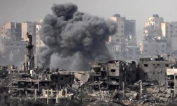 Photo prise le 29 octobre 2023 depuis la frontière entre Israël et la bande de Gaza montrant un nuage de fumée grise s'élever d'un secteur du territoire palestinien, soumis à d'intenses bombardements israéliens 