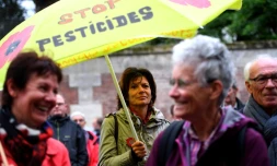Rassemblement en soutien au maire de Langouet, poursuivi en justice pour avoir signĂ© un arrĂȘtĂ© anti-pesticides sur sa commune, le 14 octobre 2019 Ă Rennes