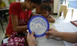 Une Philippine remplit un formulaire le 10 octobre  2017 pour obtenir des pilules contraceptives dans un établissement géré par une ONG dans un bidonville de Manille