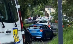 Saint-Denis : un motard gravement blessé suite à une collision dans les rampes de Saint-François
