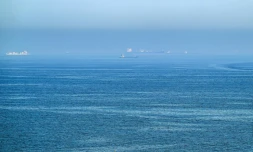 Des navires dans le golfe d'Oman au large des cĂŽtes de Sharjah, aux Emirats arabes unis, le 19 juin 2026
