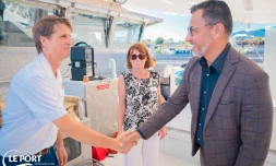 Le Port : le maire visite l'Atlantis, un voilier-crago de 81 mètres