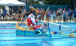 Le Port : le père Noël fait une escale à la piscine 