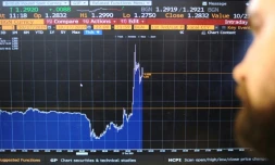 Un journaliste devant l'écran d'un terminale de l'agence de presse Bloomberg, le 17 octobre 2019