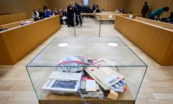 Photo de la salle de la cour d'assises des Landes de Mont-de-Marsan où s'est ouvert le procès d'une mère accusée d'avoir empoisonné ses filles aux médicaments le 24 novembre 2025 ( AFP / Gaizka IROZ )