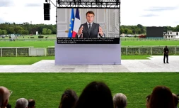 L'allocuation du président Emmanuel Macron retransmise sur un écran géant, lors la Rencontre des entrepreneurs de France (REF), à l'hippodrome de Longchamp, le 28 août 2023