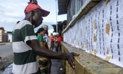 Un électeur consulte les listes électorales avant de voter au premier tour de la présidentielle, le 10 octobre 2023 à Monrovia, au Liberia