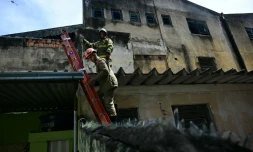 Des pompiers sur les lieux d'un incendie qui s'est déclaré dans une fabrique de costumes de carnaval à Rio de Janeiro, le 12 février 2025 au Brésil
