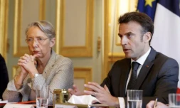 Emmanuel Macron et Elisabeth Borne lors d'une réunion avec le Medef et la Confédération des petites et moyennes entreprises (CPME), à l'Elysée le 18 avril 2023 ( POOL / STEPHANIE LECOCQ )
