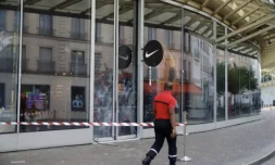 La vitrine d'un magasin Nike endommagée au Forum des Halles, le 30 juin 2023 à Paris ( AFP / - )