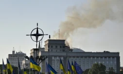De la fumée s'élève au dessus du siège du gouvernement ukrainien à Kiev après des frappes russes le 7 septembre 2025.