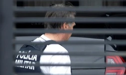 Photo diffusée par Metropoles montrant l'ancien président brésilien Jair Bolsonaro arrivant à son domicile vêtu d'un gilet pare-balles après sa sortie de l'hôpital DF Star, le 27 mars 2026 à Brasilia