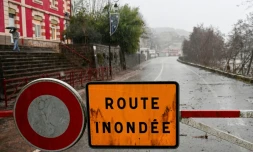 Un panneau "route inondée" à Laroque, le 22 décembre 2025 dans l'Hérault