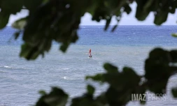 La Possession : un véliplanchiste profite du calme avant la tempête