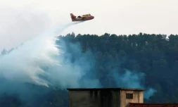 Un Canadair de la Sécurité civile largue de l'eau lors d'un incendie dans le Var, le 26 juillet 2026 à Barjols ( AFP / Thibaud MORITZ )