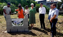 Saint-Pierre a posé lpose de la première pierre du futur béguinage à saint-pierre 
