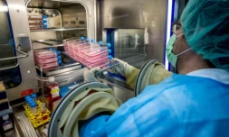 Un employé du Centre hospitalier universitaire vaudois (CHUV), le 13 janvier 2026 à Epalinges, en Suisse, où sont produits des échantillons de peau pour les grands brûlés de l'incendie de Crans-Montana ( AFP / Fabrice COFFRINI )