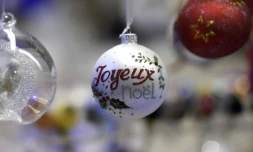 Selon un sondage réalisé par Qapa, une plateforme de recrutement, en 2022, 62% des personnes interrogées disent avoir l'habitude de fêter Noël au travail ( AFP / FREDERICK FLORIN )