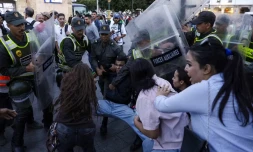 Des membres des forces de sécurité arrêtent un manifestant lors d’un rassemblement de jeunes à Rabat, le 29 septembre 2025, réclamant des réformes dans les secteurs de la santé publique et de l’éducation. ABDEL MAJID BZIOUAT / AFP 