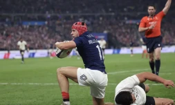 L'ailier français Louis Bielle-Barrey célÚbre son inscrit face aux ALl Blacks, le 16 novembre. © Franck Fife, AFP