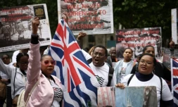 Des membres de la communauté chagossienne rassemblés devant la Haute Cour de Londres, le 22 mai 2025, pour protester contre la signature de l'accord de restitution par le Royaume-Uni des îles Chagos à Maurice ( AFP / HENRY NICHOLLS )