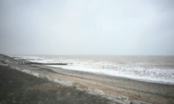 Une plage à Withernsea, en mer du Nord où un cargo et un pétrolier sont entrés en collision, le 10 mars 2025 en Angleterre ( AFP / Paul ELLIS )