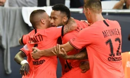 L'attaquant du PSG Neymar (c) est congratulé par ses coéquipiers aprÚs avoir inscrit un but contre Bordeaux, en L1, le 28 septembre 2018 à Bordeaux