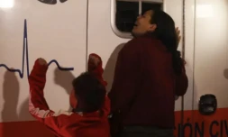 Une migrante vénézuélienne pleure devant une ambulance dans laquelle se trouve son mari, après l'incendie d'un centre de détention à Ciudad Juarez, au Mexique, le 28 mars 2023 ( AFP / HERIKA MARTINEZ )